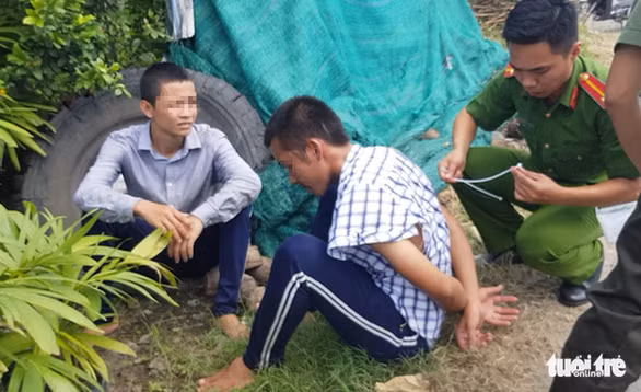 Hai học viên cai nghiện bỏ trốn ra quốc lộ 1A bị cảnh sát bắt giữ - Ảnh: HOÀI THƯƠNG