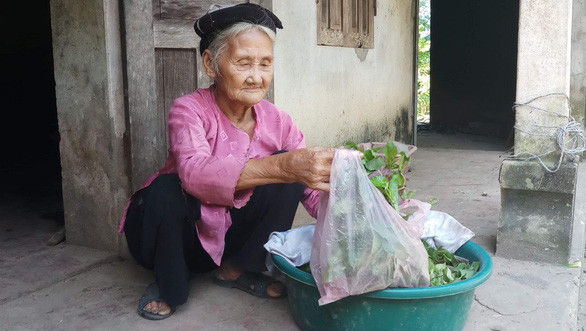 Cụ bà Đỗ Thị Mơ 83 tuổi có 11 người con, tự đạp xe lên xã xin… thoát nghèo (ảnh nguồn TTO) Cụ bà 83 tuổi có 11 người con, tự đạp xe lên xã xin… thoát nghèo (ảnh nguồn TTO)
