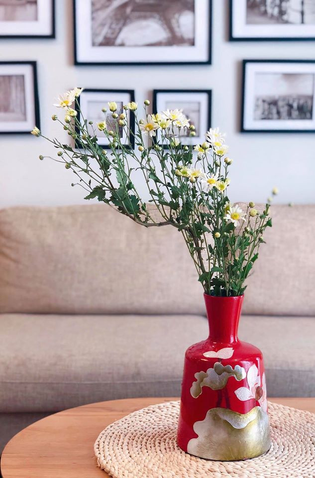 Chỉ cần một vài nhánh hoa cúc họa mi nhỏ xinh cũng đủ khiến phòng khách bừng sáng. Chỉ cần một vài nhánh hoa cúc họa mi nhỏ xinh cũng đủ khiến phòng khách bừng sáng.