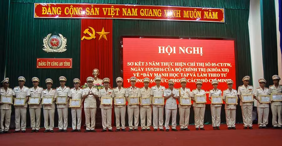 Lãnh đạo Công an tỉnh tặng giấy khen cho các cá nhân điển hình trong học tập và làm theo gương Bác. Ảnh: L.G