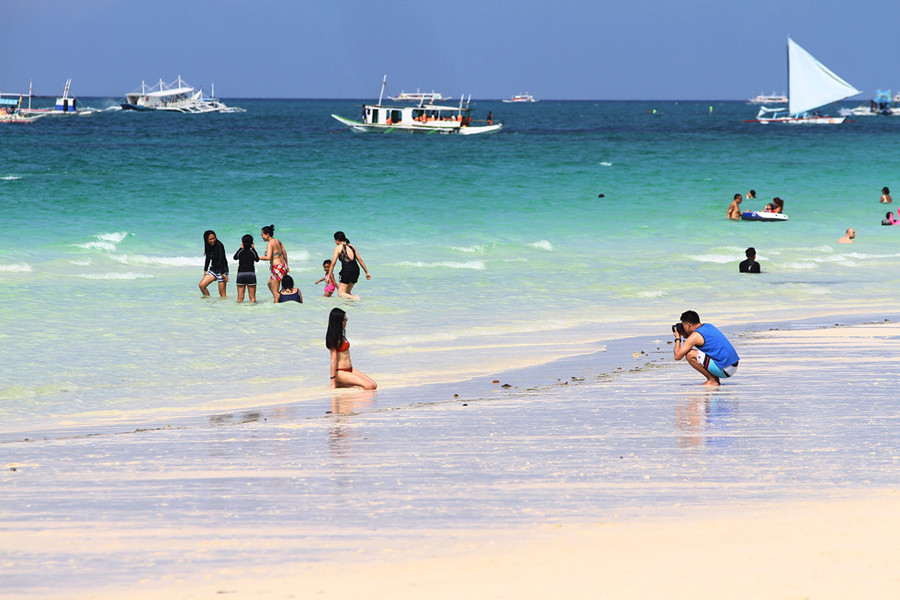  White Beach là nơi nổi tiếng nhất ở Boracay bởi vì nơi đây có bãi biển dài và nước biển trong xanh 