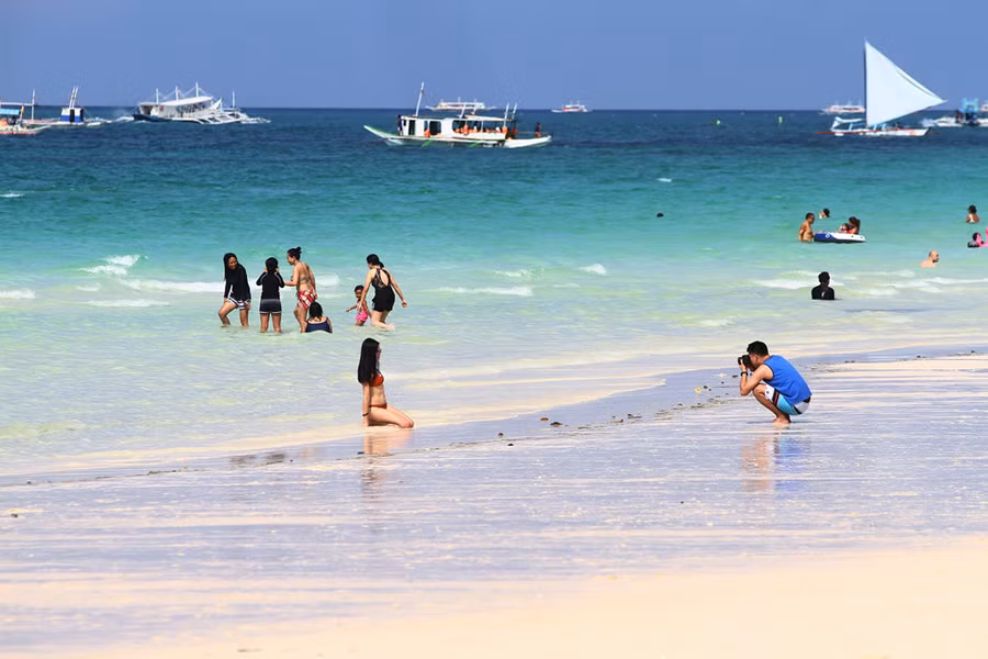  White Beach là nơi nổi tiếng nhất ở Boracay bởi vì nơi đây có bãi biển dài và nước biển trong xanh 