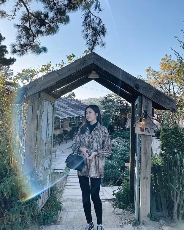  Đỗ Mỹ Linh diện áo khoác ấm áp trong chuyến đi Đà Lạt. Không chỉ mê mẩn tiết trời se lạnh, hoa hậu còn chia sẻ trên trang cá nhân niềm yêu thích đặc biệt với ''xứ sở ngàn hoa''.