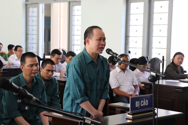  Bị cáo Nguyễn Đức Mạnh, Chủ tịch HĐQT, Tổng giám đốc Công ty CP Dương Đông Hòa Phú bật khóc khi bị Tòa tuyên án và cho rằng chỉ là người làm thuê cho bị can bỏ trốn Luyện Xuân Tràng - Ảnh: Quế Hà