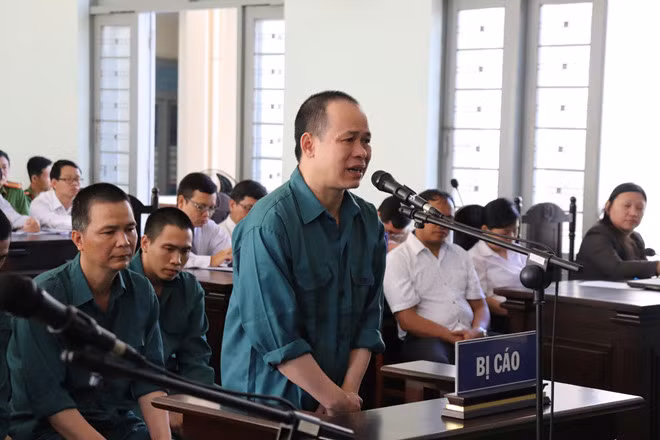  Bị cáo Nguyễn Đức Mạnh, Chủ tịch HĐQT, Tổng giám đốc Công ty CP Dương Đông Hòa Phú bật khóc khi bị Tòa tuyên án và cho rằng chỉ là người làm thuê cho bị can bỏ trốn Luyện Xuân Tràng - Ảnh: Quế Hà