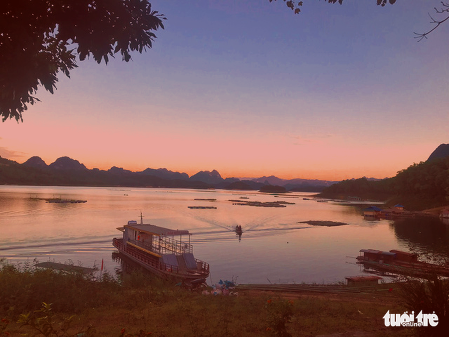 Kết thúc một ngày vui chơi, bạn có thể ngồi trên những tảng đá lớn, những ngôi nhà sàn ven hồ để ngắm hoàng hôn - Ảnh: DANH TRỌNG