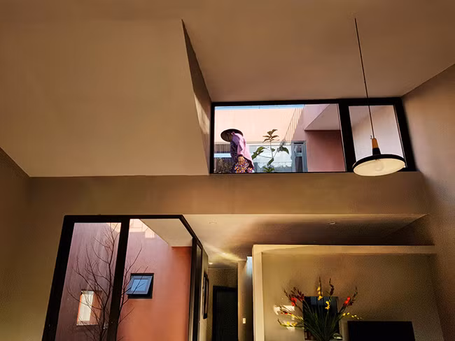  Tầng trệt có phòng khách, phòng bếp và phòng ngủ chính của cặp vợ chồng.