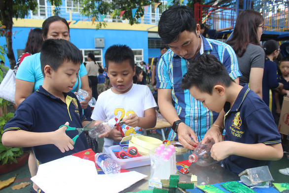 Học và chơi cùng người khác sẽ giúp con học được kỹ năng làm việc nhóm. Trong ảnh: học sinh Trường tiểu học Tuệ Đức (TP.HCM) cùng học cách làm những vật dụng từ rác thải - Ảnh: H.B.