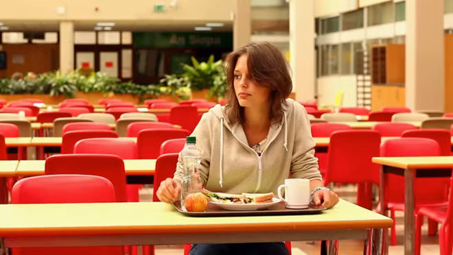  Hãy ăn cùng ai đó để có sức khỏe kiện toàn, đời sống xã hội phong phú - Ảnh: Shutterstock