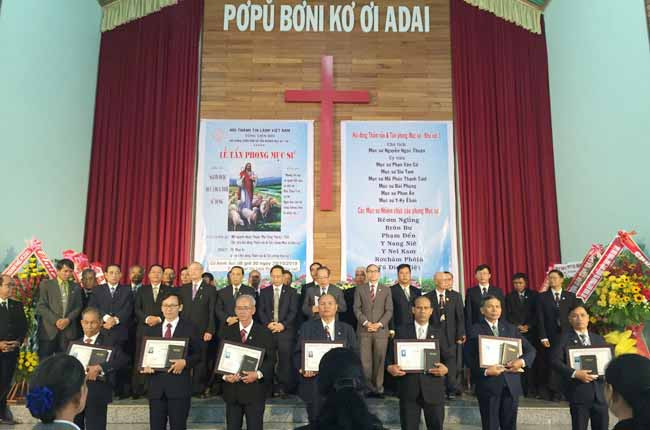 Trao Chứng nhận tấn phong cho các mục sư. Ảnh: Thanh Nhật 