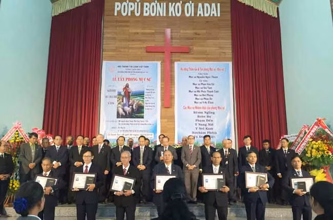Trao Chứng nhận tấn phong cho các mục sư. Ảnh: Thanh Nhật 
