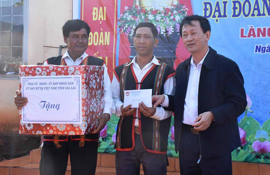 Bí thư Tỉnh ủy Dương Văn Trang (bìa phải) tặng quà cho làng Kol (xã Trang, huyện Đak Đoa). Ảnh: Trần Dung
