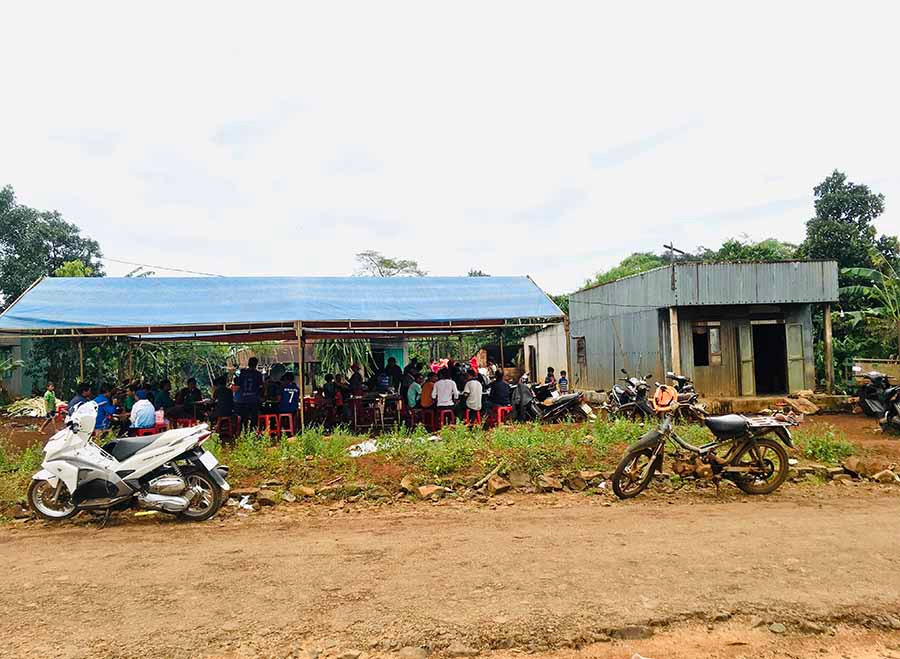  Gia đình ông Rơ Lan Lai lo hậu sự cho em Rơ Châm Tài. Ảnh: L.H