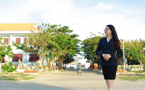 Đinh Vũ Ngọc Minh chia sẻ niềm tự hào được khoác lên mình bộ đồng phục trường tham gia chuyến hải trình ra thăm Trường Sa vào năm 2018 - Ảnh: N.M