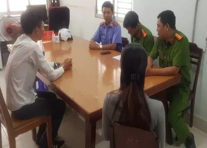 Th. (áo trắng) làm việc với cơ quan công an. Ảnh: VKSND Cái Răng