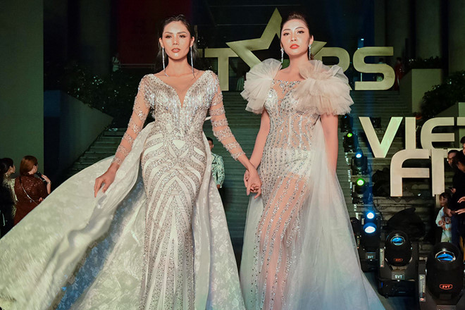  Hoa hậu Đặng Thu Thảo chọn váy xuyên thấu diễn thời trang cùng Kim Nguyên