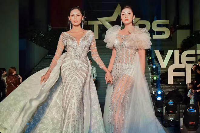  Hoa hậu Đặng Thu Thảo chọn váy xuyên thấu diễn thời trang cùng Kim Nguyên