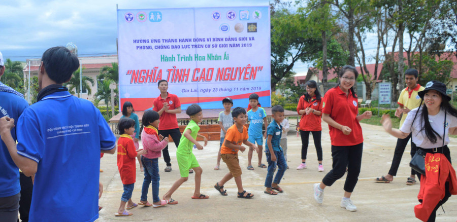 Đội Công tác xã hội tổ chức trò chơi dân gian cùng các em. Ảnh: Đinh Yến