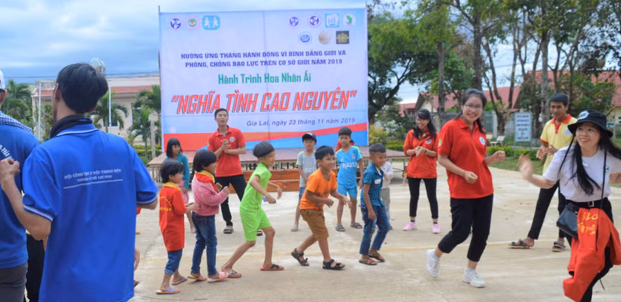 Đội Công tác xã hội tổ chức trò chơi dân gian cùng các em. Ảnh: Đinh Yến