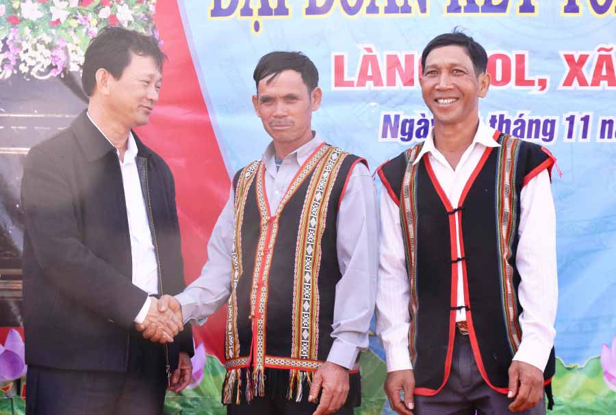 Bí thư Tỉnh ủy Dương Văn Trang thăm hỏi người dân làng Kol (xã Trang, huyện Đak Đoa) trong “Ngày hội Đại đoàn kết toàn dân tộc”. Ảnh: Trần Dung