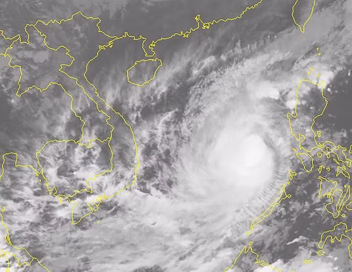  Ảnh vệ tinh lúc 16h30 ngày 7/11 cho thấy vùng mây bão rộng lớn của bão Nakri trên Biển Đông. Ảnh: NCHMF.