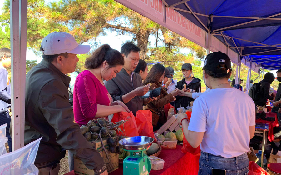 Nhiều mặt hàng nông sản sạch được bày bán và thu hút du khách. Ảnh: Phương Linh