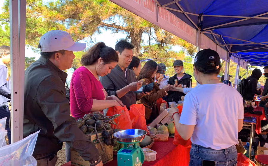 Nhiều mặt hàng nông sản sạch được bày bán và thu hút du khách. Ảnh: Phương Linh