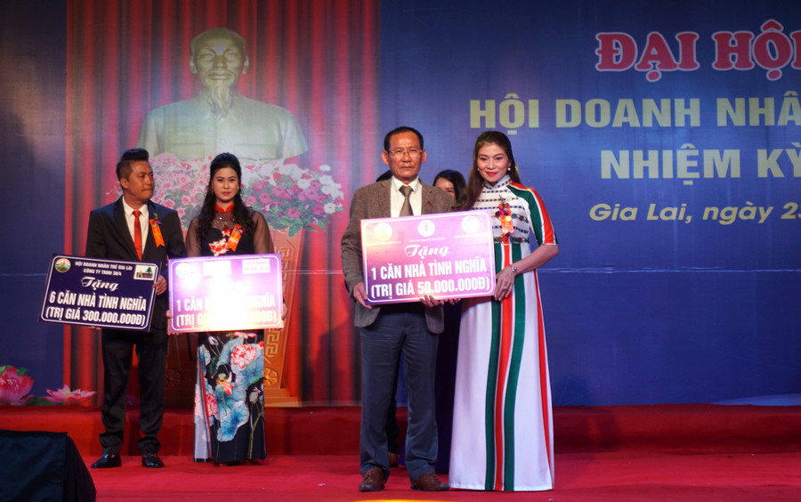 Đại diện Hội DNT tặng nhà tình nghĩa cho huyện Kbang. Ảnh: Hà Duy