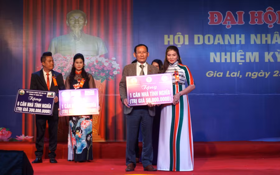 Đại diện Hội DNT tặng nhà tình nghĩa cho huyện Kbang. Ảnh: Hà Duy