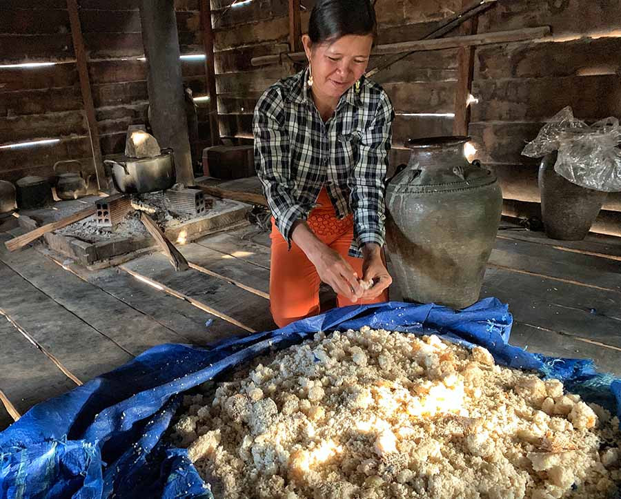 Làm rượu cho mùa lễ hội. Ảnh: Hoàng Ngọc