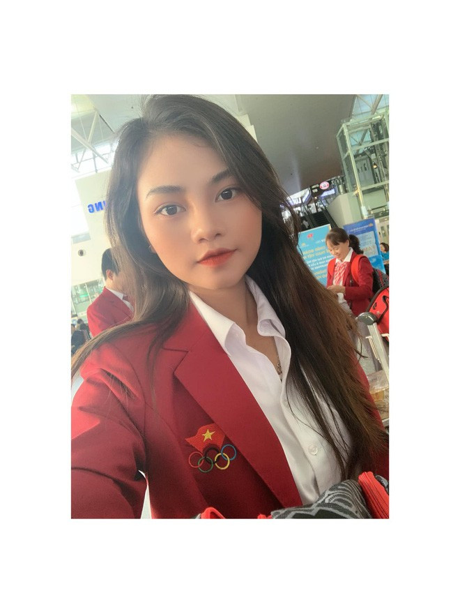  Xuất hiện cùng đoàn thể thao Việt Nam tại sân bay để lên đường sang Philippines tham dự SEA Games 30 vào sáng ngày 26/11, bác sĩ Hoàng Tú Anh thu hút sự chú ý của nhiều người vì quá xinh đẹp.