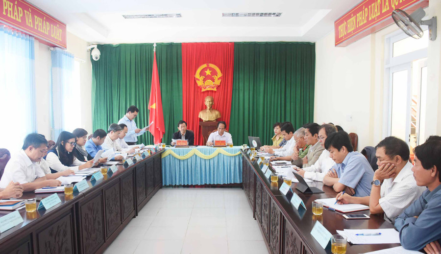 Văn phòng Hội đồng nhân dân tỉnh báo cáo kết quả, tiến độ giải quyết các vụ việc tại buổi tiếp công dân trước đó vào ngày 15-10. Ảnh: Minh Nguyễn ăn phòng Hội đồng nhân dân tỉnh báo cáo kết quả, tiến độ giải quyết các vụ việc tại buổi tiếp công dân trước đó vào ngày 15-10. Ảnh: Minh Nguyễn