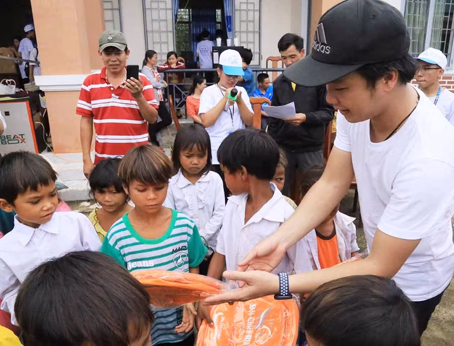 Anh Đoàn tặng quà cho trẻ em nghèo trong chuyến đi từ thiện về huyện Kông Chro. Ảnh: Hồng Thương