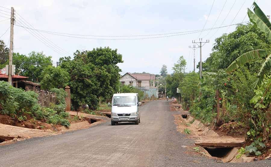  Nhiều tuyến đường giao thông nông thôn ở huyện Chư Pưh được nhựa hóa, bê tông hóa giúp người dân đi lại thuận tiện. Ảnh: N.Q