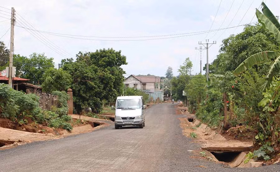  Nhiều tuyến đường giao thông nông thôn ở huyện Chư Pưh được nhựa hóa, bê tông hóa giúp người dân đi lại thuận tiện. Ảnh: N.Q
