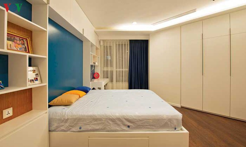 Tủ sách chia ngăn tự do kết hợp màu sắc tươi tắn làm phòng ngủ con trai trở nên sinh động. Tủ sách chia ngăn tự do kết hợp màu sắc tươi tắn làm phòng ngủ con trai trở nên sinh động.