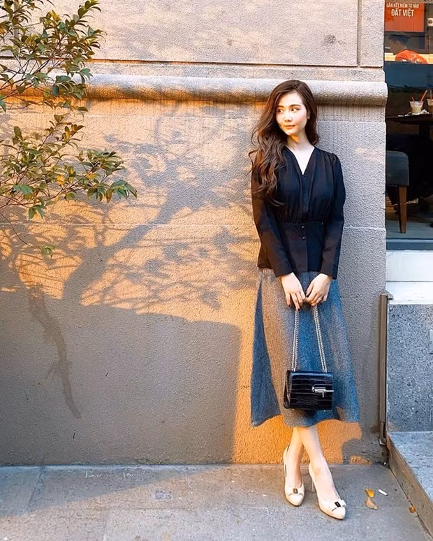 Huyền Lizzie làm cư dân mạng ''tan chảy'' với khoảnh khắc dịu dàng trên phố. Chiếc áo blouse với phần eo bó, kết hợp chân váy màu tro, điểm thêm đôi giày cao gót cổ điển đã đủ tôn lên vẻ nữ tính cho quý cô xinh đẹp.