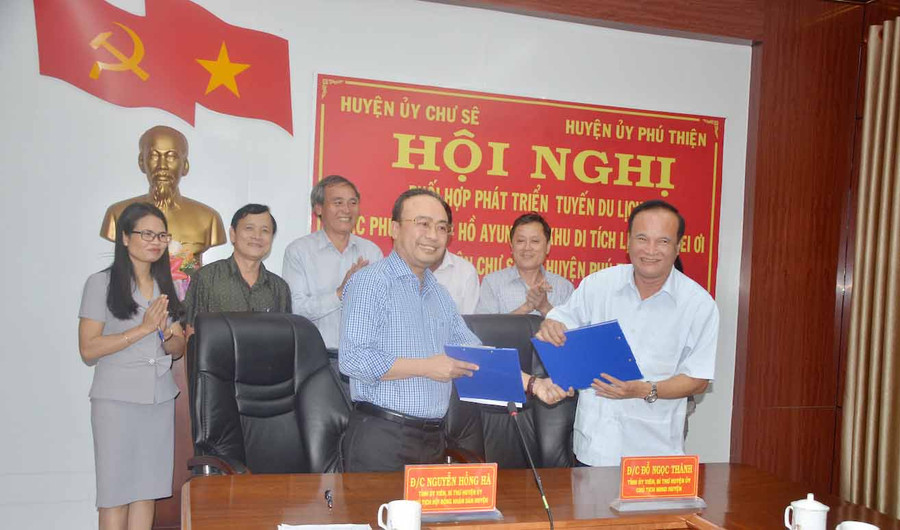Bí thư Huyện ủy Phú Thiện và Chư Sê ký kết chương trình hợp tác phát triển du lịch. Ảnh: Đức Phương