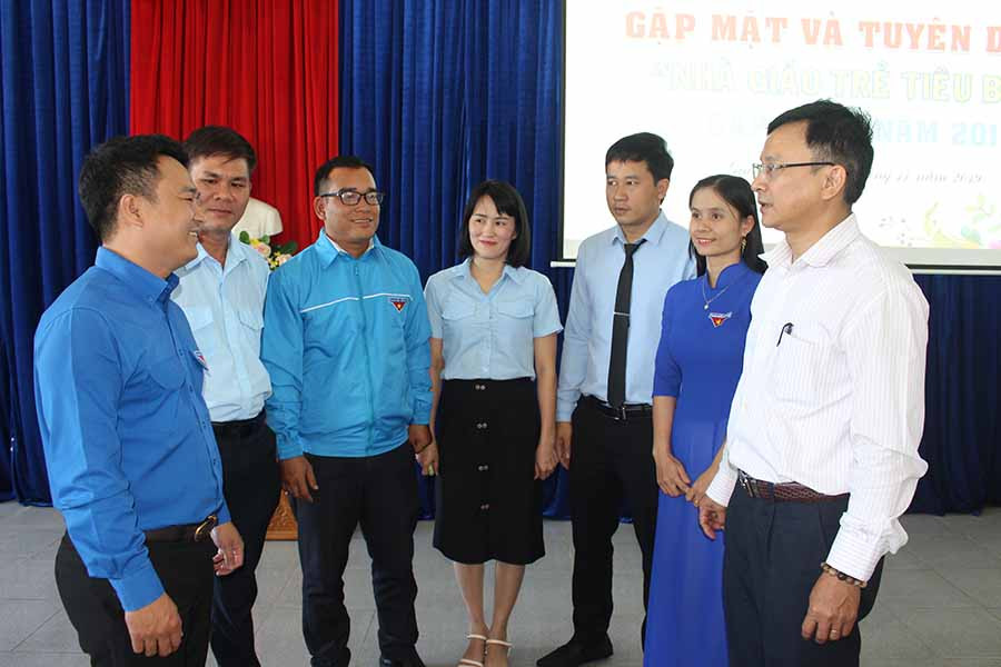 Anh Đỗ Duy Nam-Phó Bí thư Tỉnh Đoàn (bìa trái) và ông Nguyễn Văn Long-Phó Giám đốc Sở Giáo dục và Đào tạo (bìa phải) trao đổi cùng các nhà giáo trẻ. Ảnh: P.L