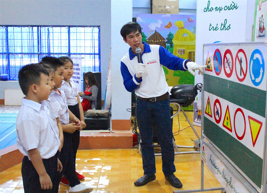 Minh họa giảng dạy chương trình “ATGT cho nụ cười trẻ thơ” tại buổi tập huấn. Ảnh: Mộc Trà