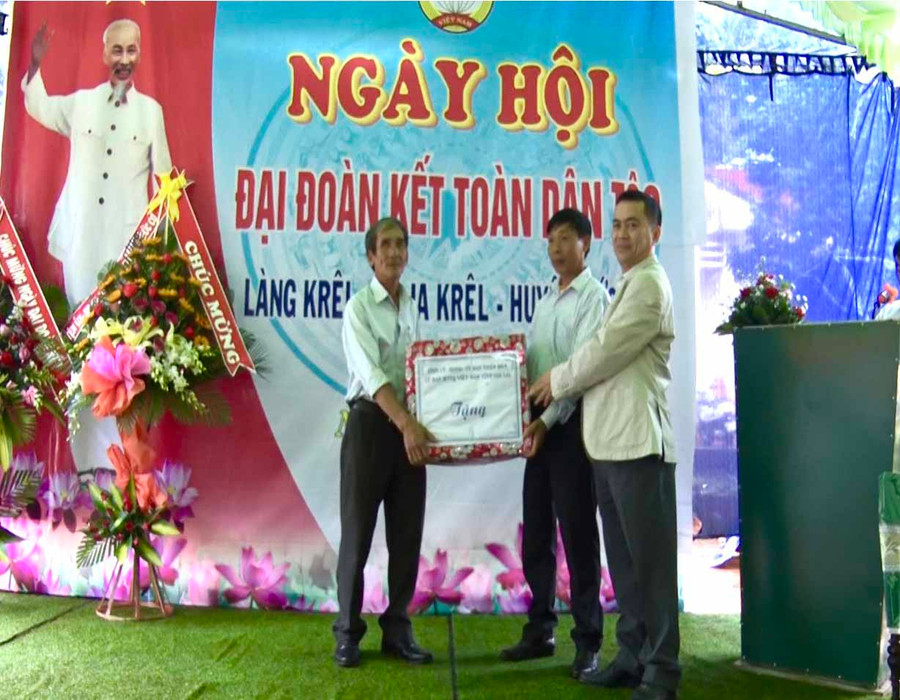 Phó Chủ tịch Ủy ban nhân dân tỉnh Nguyễn Đức Hoàng dự Ngày hội Đại đoàn kết toàn dân tộc tại làng Krêl, xã Ia Krêl, huyện Đức Cơ. Ảnh: Hà Duy