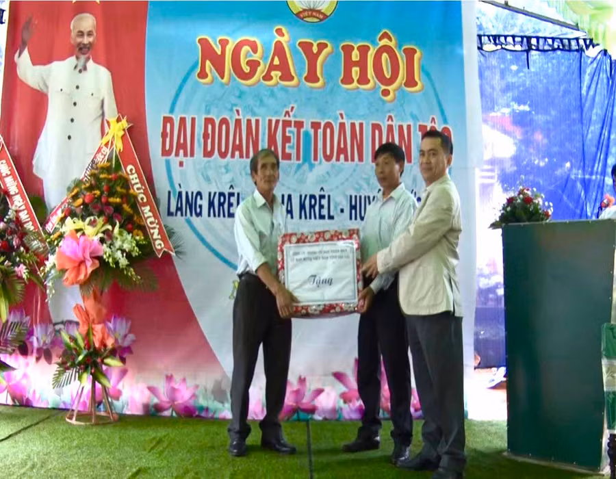 Phó Chủ tịch Ủy ban nhân dân tỉnh Nguyễn Đức Hoàng dự Ngày hội Đại đoàn kết toàn dân tộc tại làng Krêl, xã Ia Krêl, huyện Đức Cơ. Ảnh: Hà Duy