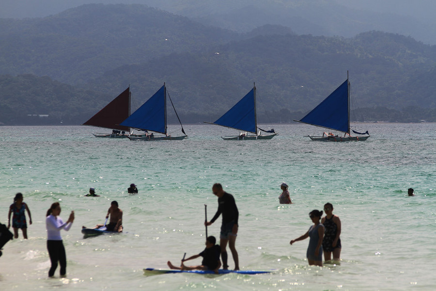  Đến chiều tối, những chiếc thuyền buồm bắt đầu hoạt động chở khách ra khơi ngắm hoàng hôn