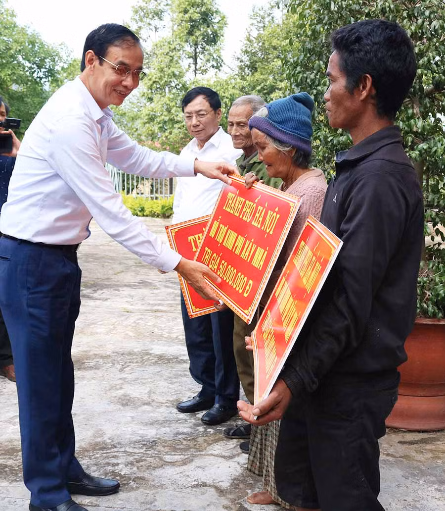 Lãnh đạo thành phố Hà Nội trao tiền hỗ trợ xây nhà cho 3 gia đình chính sách xã Ia Kreng. 