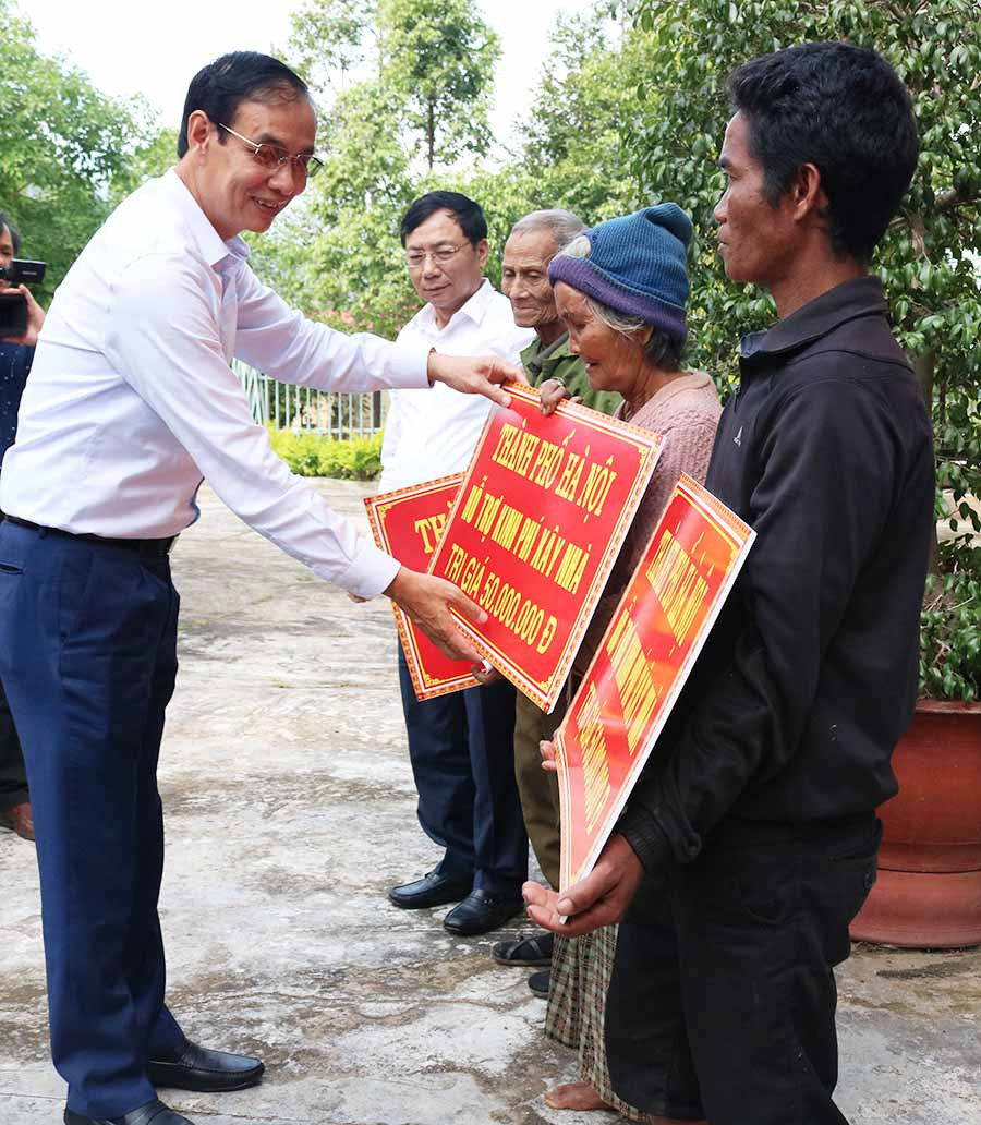 Lãnh đạo thành phố Hà Nội trao tiền hỗ trợ xây nhà cho 3 gia đình chính sách xã Ia Kreng. 