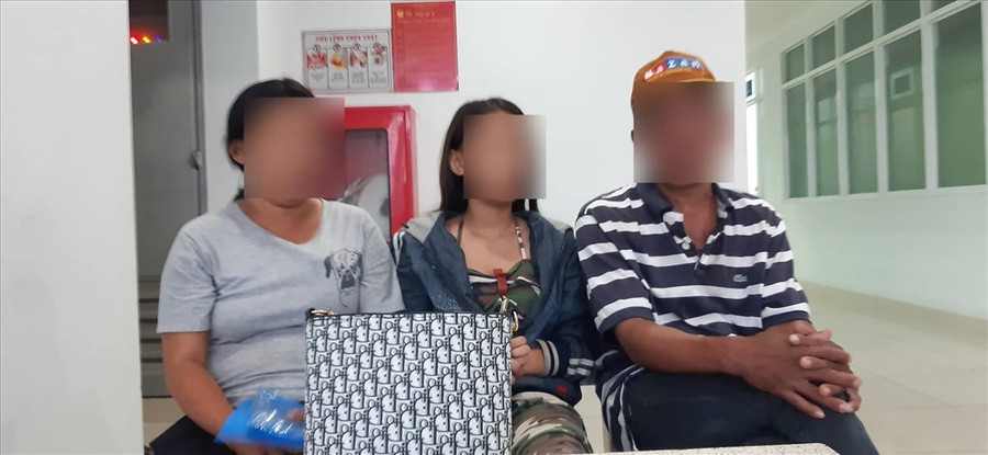  Bé L được về với bố mẹ, cảm ơn phóng viên Báo Lao Động và công an đã vào cuộc giải cứu. Ảnh: PV