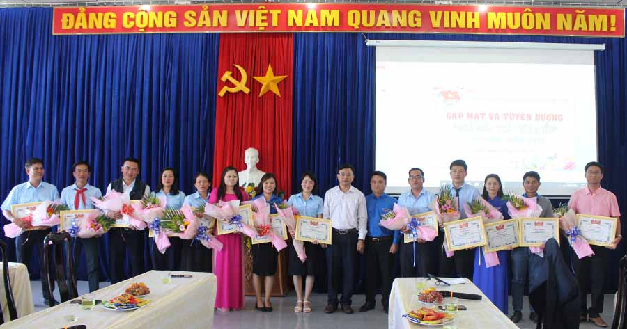 320-11 Ban Chấp hành Tỉnh Đoàn tặng bằng khen cho 15 gương nhà giáo trẻ tiêu biểu cấp tỉnh Ảnh P-L