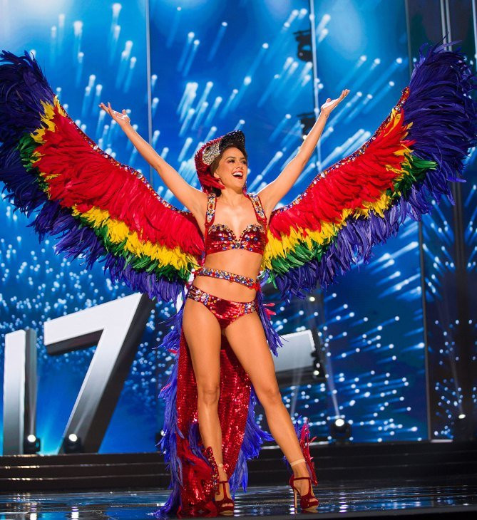 Hoa hậu Belize với đôi cánh chim lấy cảm hứng từ lá cờ lục sắc. Hoa hậu Belize với đôi cánh chim lấy cảm hứng từ lá cờ lục sắc.