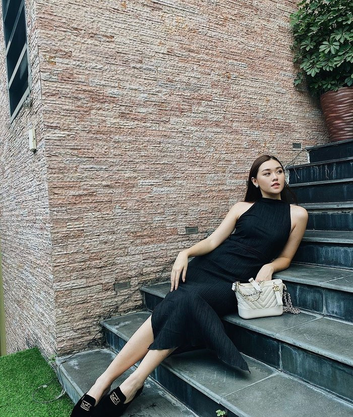  Tường San thu hút sự chú ý khi thả dáng với chiếc váy ôm sát, cô sử dụng thêm các phụ kiện đắt giá, đơn cử như túi Chanel để tăng độ thời thượng. Cách phối màu cơ bản tưởng đơn giản nhưng chưa bao giờ lỗi mốt.