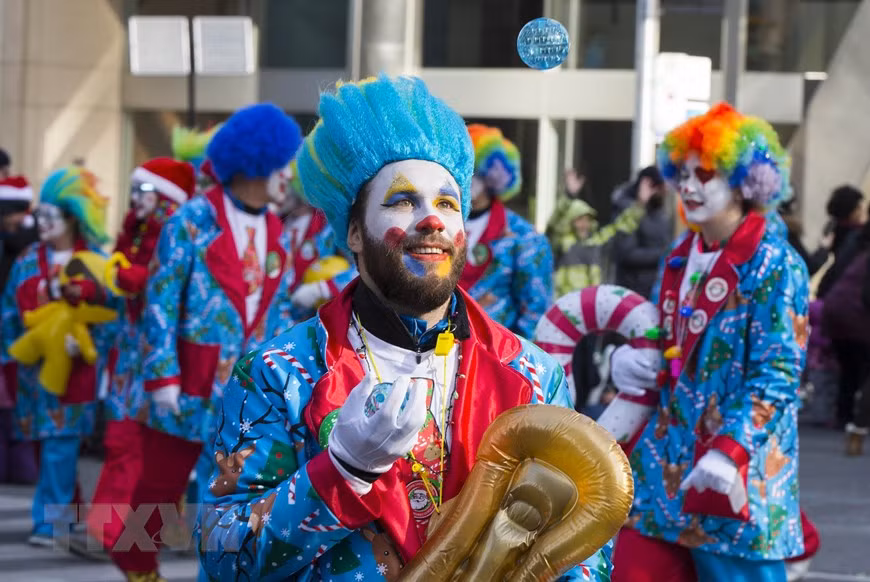 Thành viên đội diễu hành trong trang phục chú hề tham gia cuộc diễu hành Ông già Noel tại Toronto, Canada, ngày 17/11/2019. (Ảnh: THX/TTXVN)